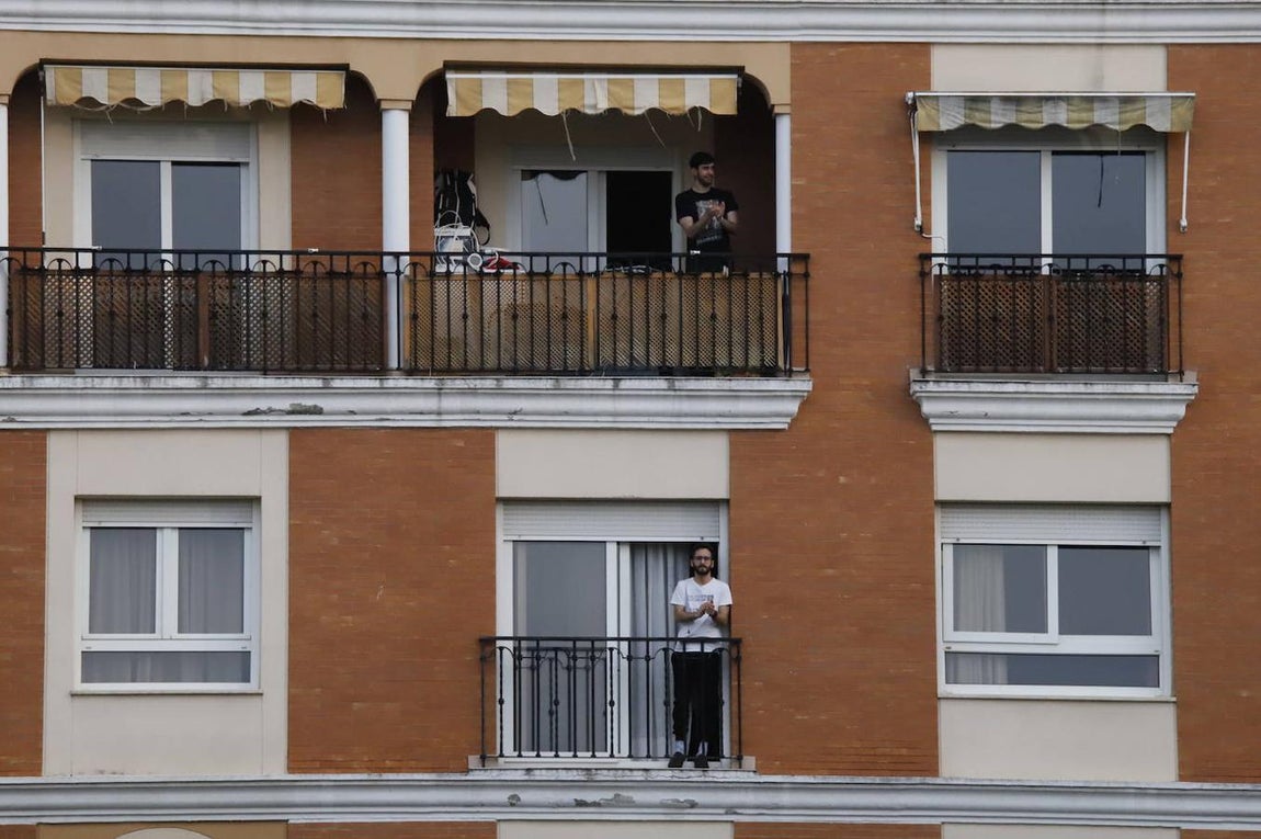 El aplauso de los balcones de Córdoba a los sanitarios, en imágenes (I)