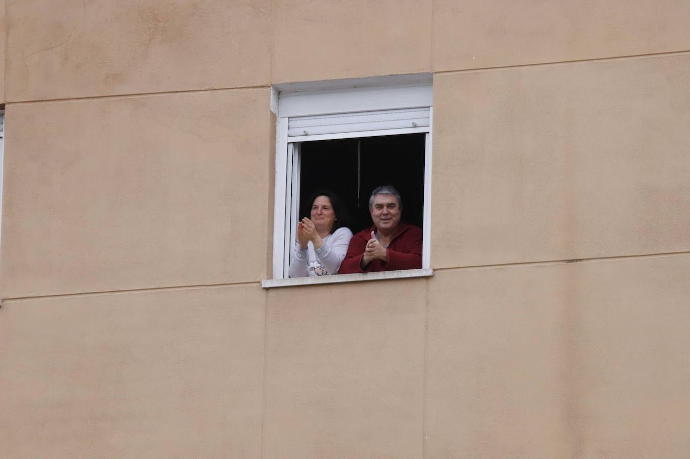 El aplauso de los balcones de Córdoba a los sanitarios, en imágenes (I)