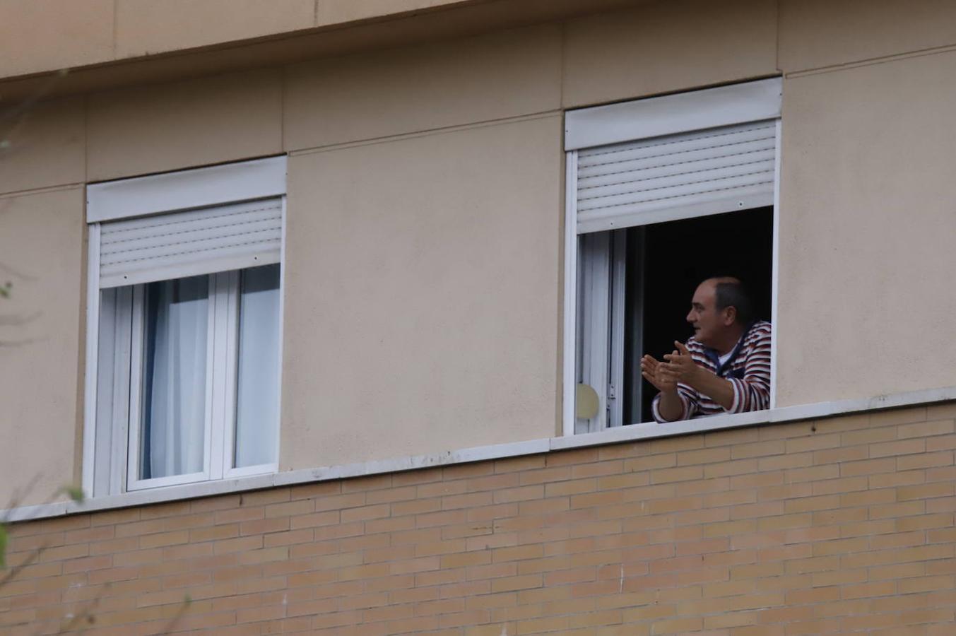 El aplauso de los balcones de Córdoba a los sanitarios, en imágenes (I)