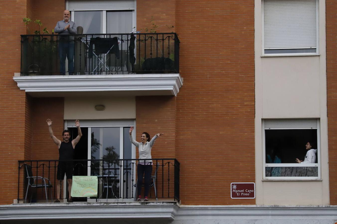 El aplauso de los balcones de Córdoba a los sanitarios, en imágenes (I)