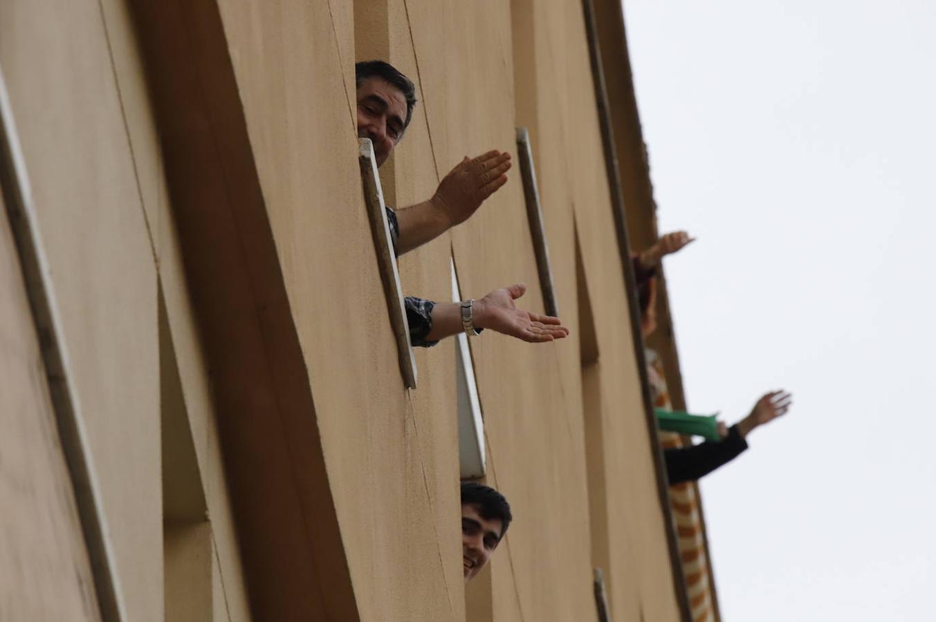 El aplauso de los balcones de Córdoba a los sanitarios, en imágenes (I)