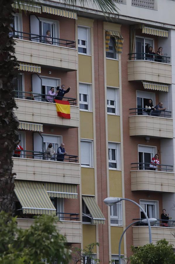 El aplauso de los balcones de Córdoba a los sanitarios, en imágenes (I)