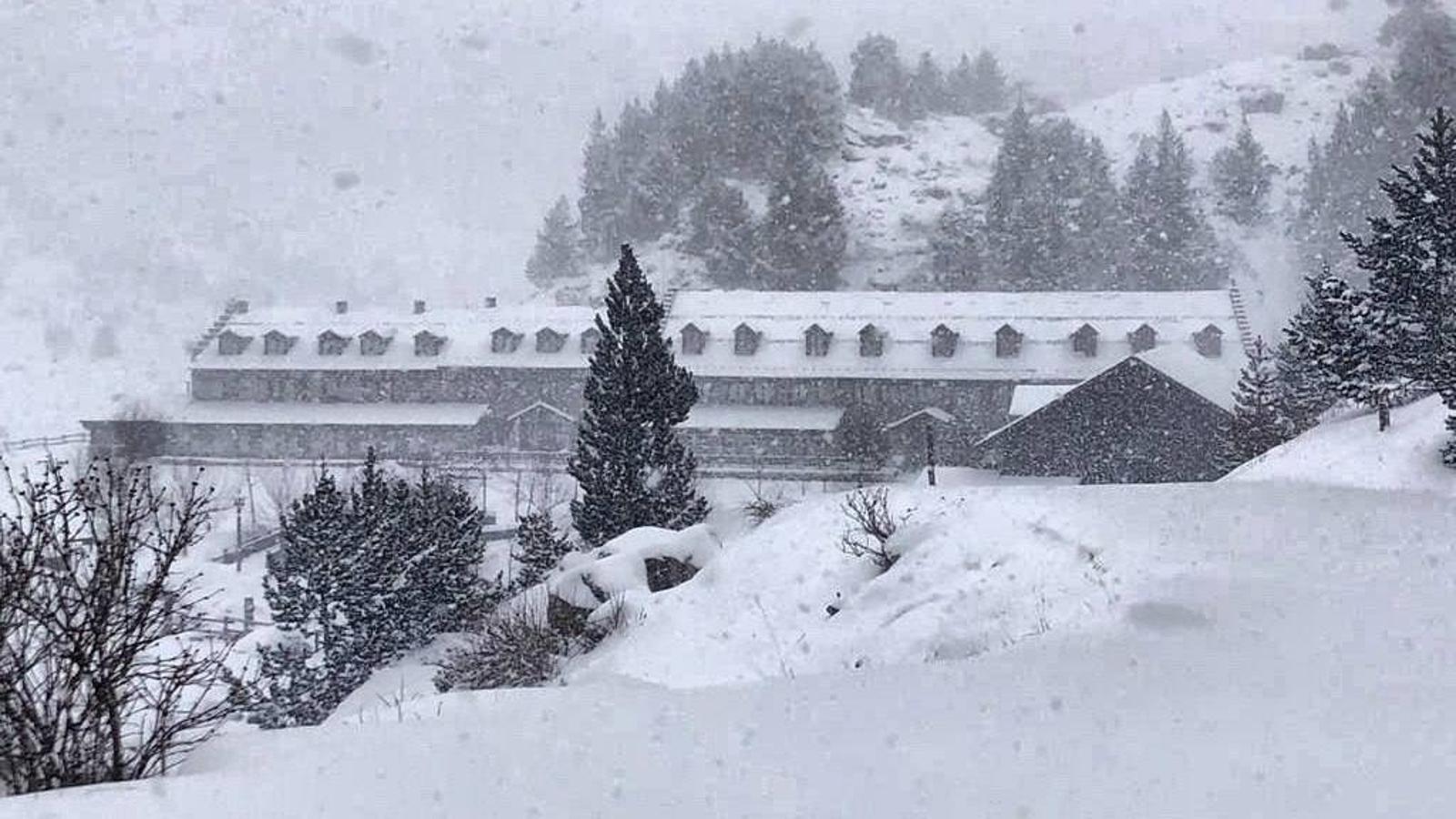 Nevadas en Pirineo, viento fuerte en el Ebro y caída de las temperaturas. 