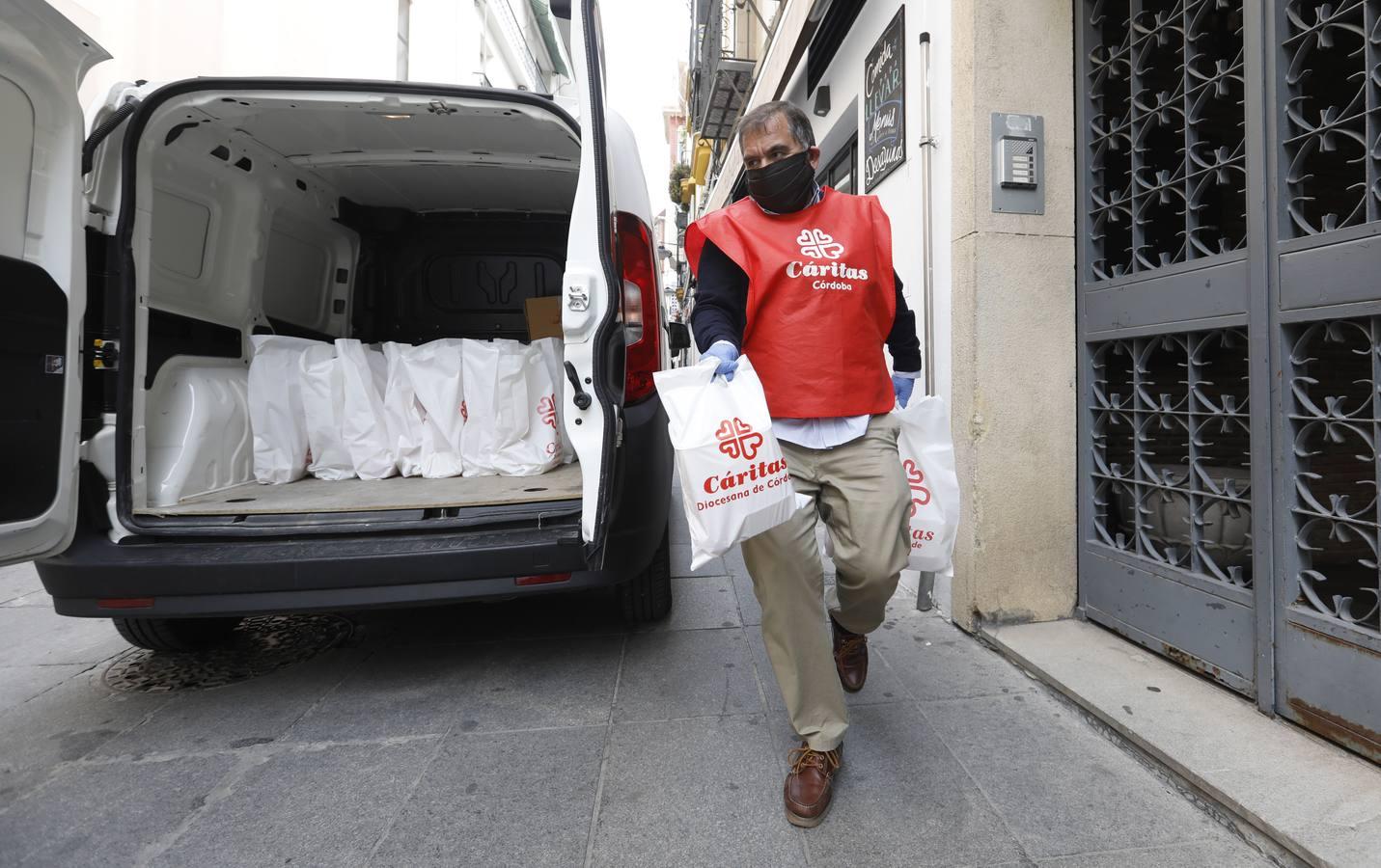 El reparto de comida de Cáritas, en imágenes