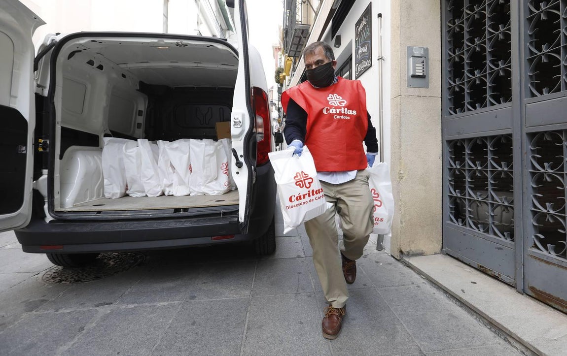 El reparto de comida de Cáritas, en imágenes