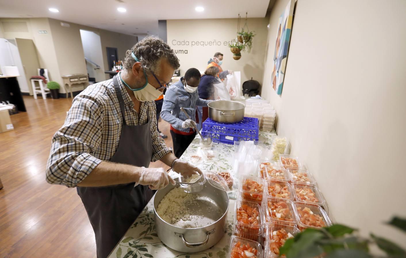 El reparto de comida de Cáritas, en imágenes