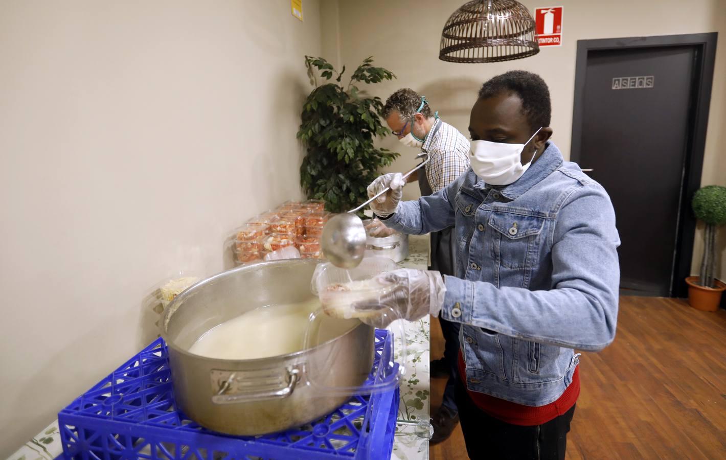 El reparto de comida de Cáritas, en imágenes