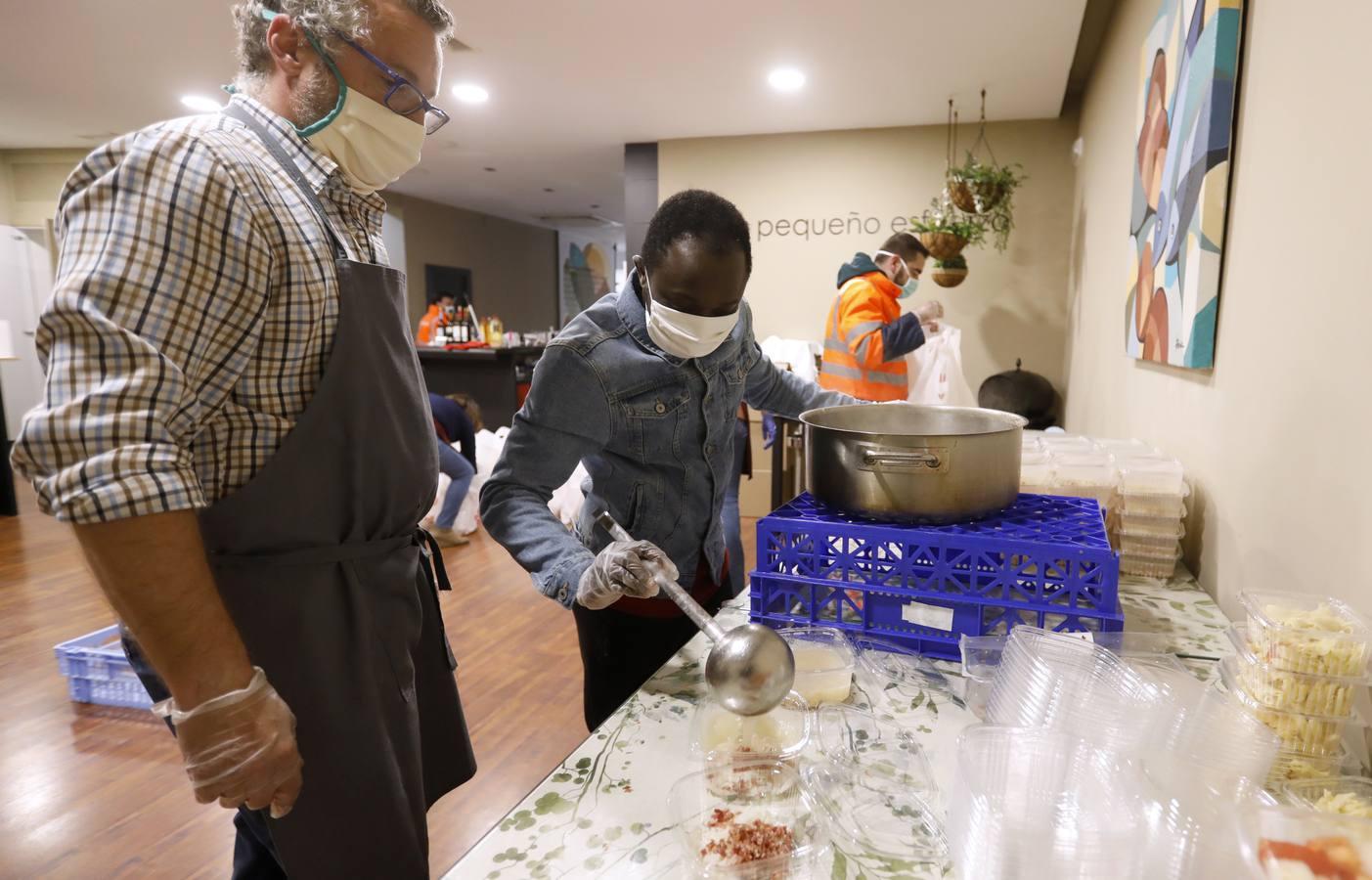 El reparto de comida de Cáritas, en imágenes