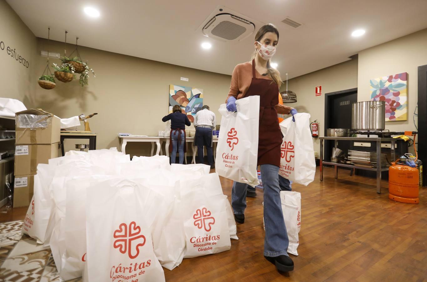 El reparto de comida de Cáritas, en imágenes