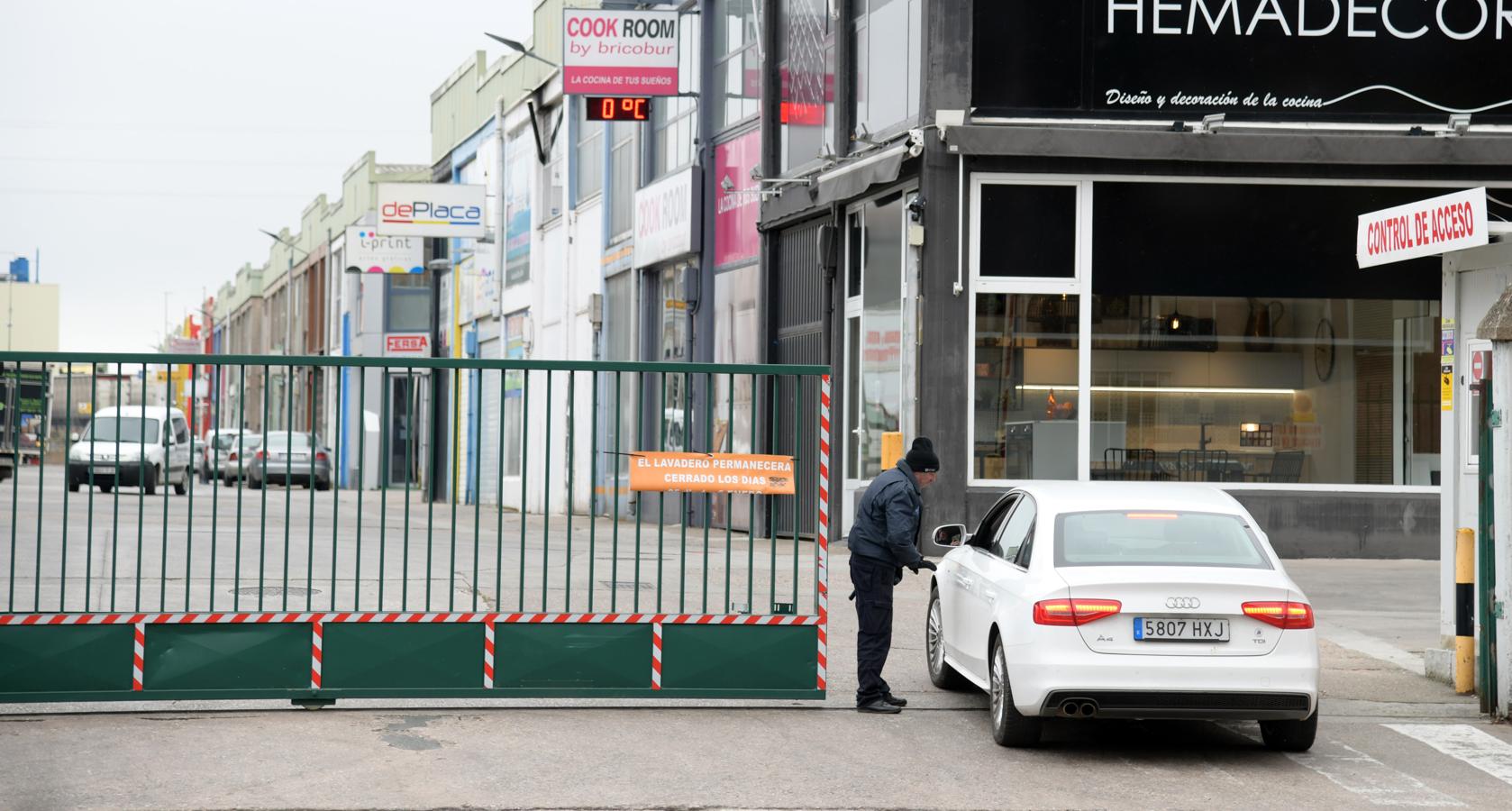 Control de acceso al polígono en Burgos. Una vez que han entrado en vigor las mayores restricciones a la actividad para intentar contener el avance del Covid-19, este martes en el polígino de Burgos un control verificaba si se trataba de trabajadores de sectores a los que se permite continuar operando.