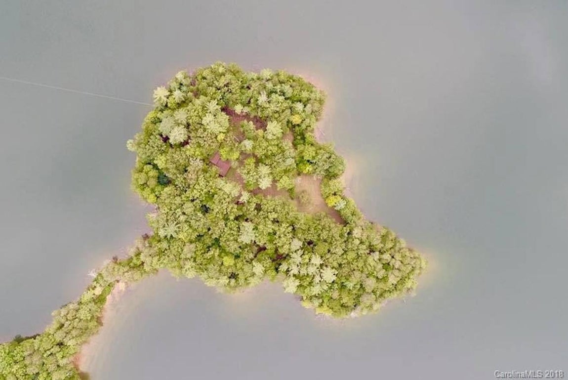 North Carolina Island Property. A dos horas de la bulliciosa Asheville, Carolina del Norte, está esta isla virgen esperando a su dueño. Con 18.615 metros cuadrados, la isla está rodeada de pura naturaleza y las tranquilas aguas de un lago. Las posibilidades de crear tu propio hogar aquí son infinitas. Su precio es de 2,7 millones de euros.