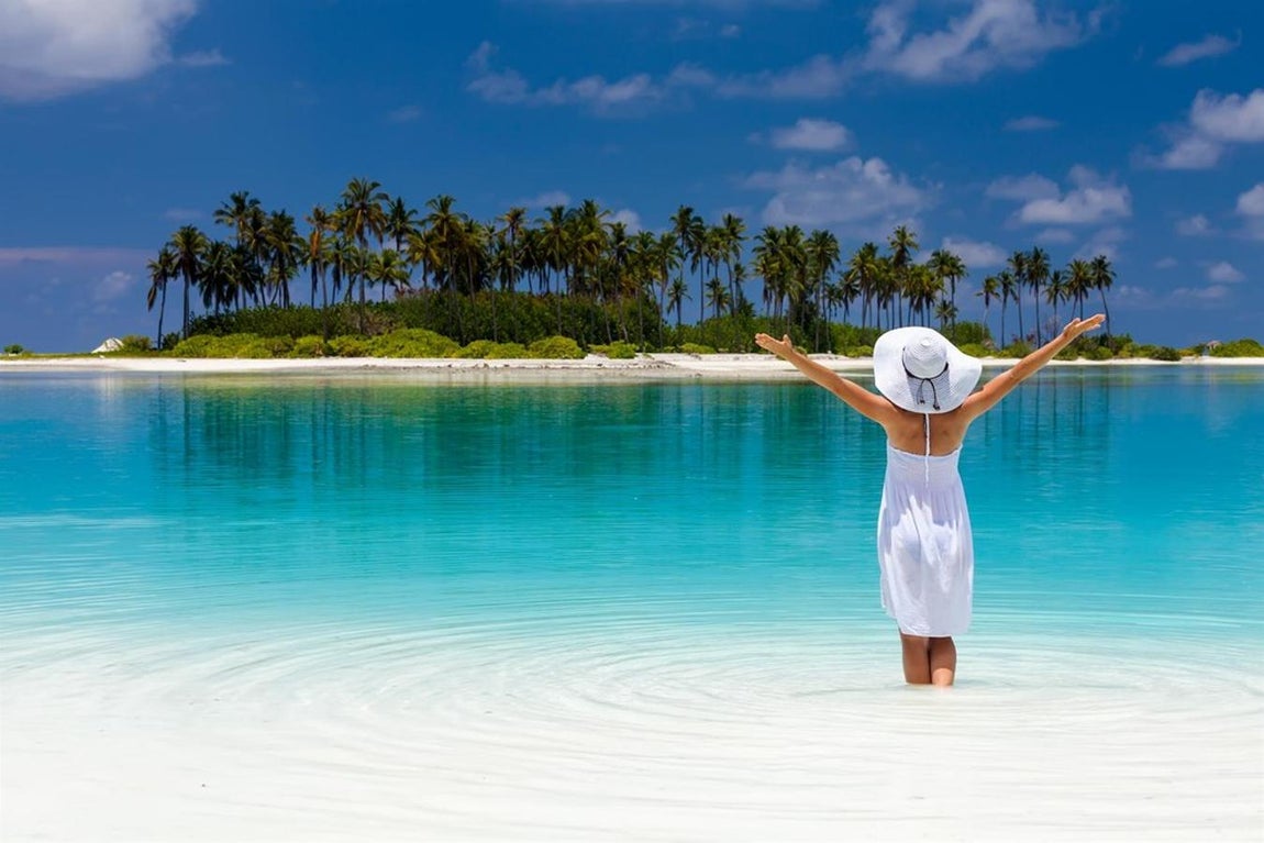 Amillarah Private Island, Maldives. A tan solo 10 minutos en bote del aeropuerto, esta isla privada es un sueño hecho realidad. Las instalaciones de la isla han sido construidas con la última tecnología ecológica para que suponga el mínimo impacto ambiental. Para conocer el precio es necesario consultar a la agencia Christie`s International Real Estate.