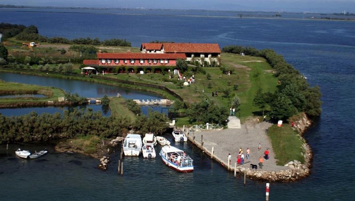 Isola Ravaiarina, Italia. Esta isla italiana, cuya historia se remonta a los antiguos romanos, se encuentra en la laguna de Grado. Dispone de 4 edificios para uso de ocio y alojamiento con un total de 827 metros cuadrados, además de un muelle y un pozo de agua dulce. Su precio es de 3 millones de euros.