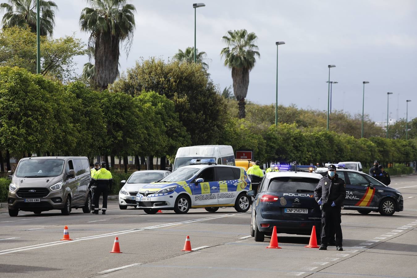 Coronavirus en Sevilla: la Policía controla también a las personas que se desplazan en transporte público