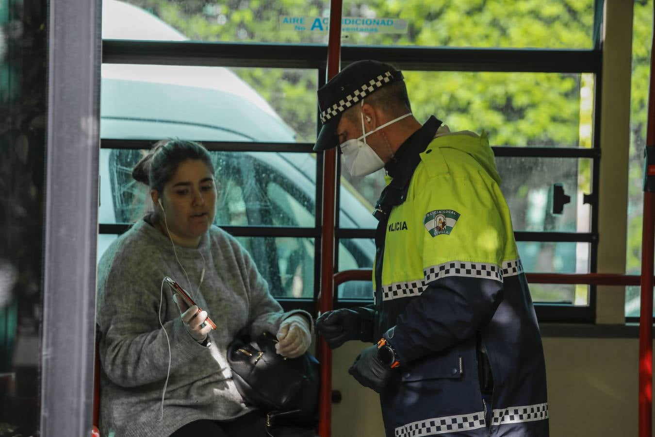 Coronavirus en Sevilla: la Policía controla también a las personas que se desplazan en transporte público