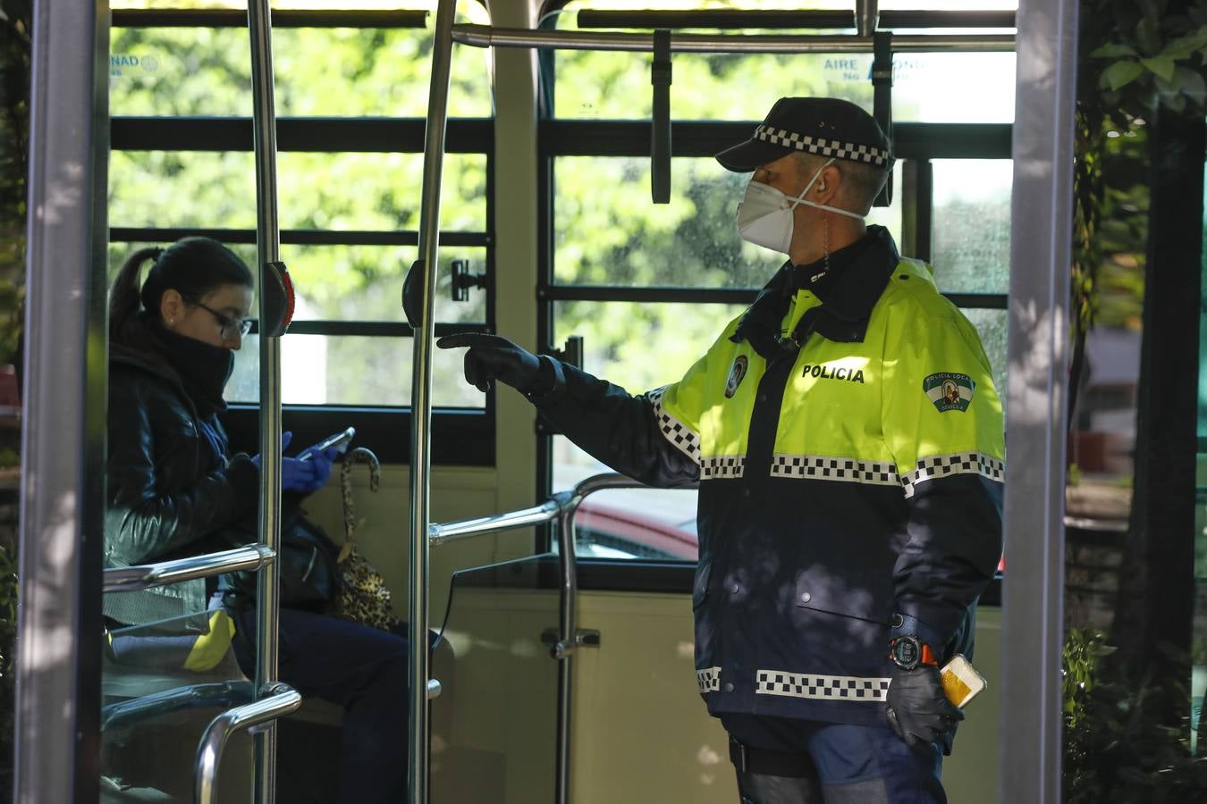 Coronavirus en Sevilla: la Policía controla también a las personas que se desplazan en transporte público