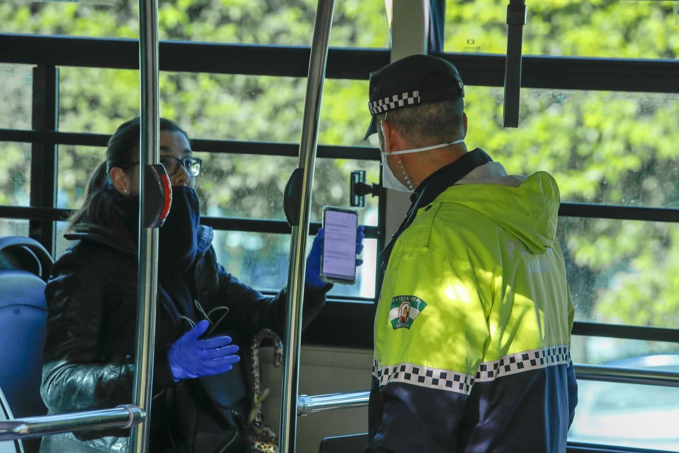 Coronavirus en Sevilla: la Policía controla también a las personas que se desplazan en transporte público