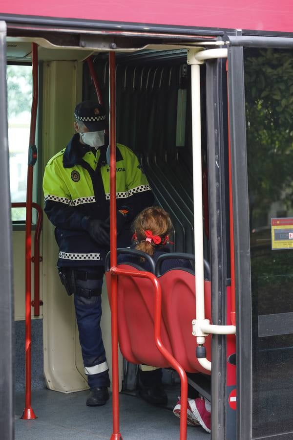 Coronavirus en Sevilla: la Policía controla también a las personas que se desplazan en transporte público