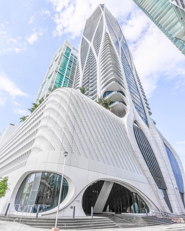 Un edificio obra de Zaha Hadid - La mansión de los Beckham en Miami. El edificio de 62 plantas y aire futurista, refleja a la perfección el estilo de Hadid, donde las formas sinuosas se convertían en el punto clave de sus diseños. La superficie se reparte en un total de 84 apartamentos entre los que hay varios dúplex, uno de ellos perteneciente a los Beckham.