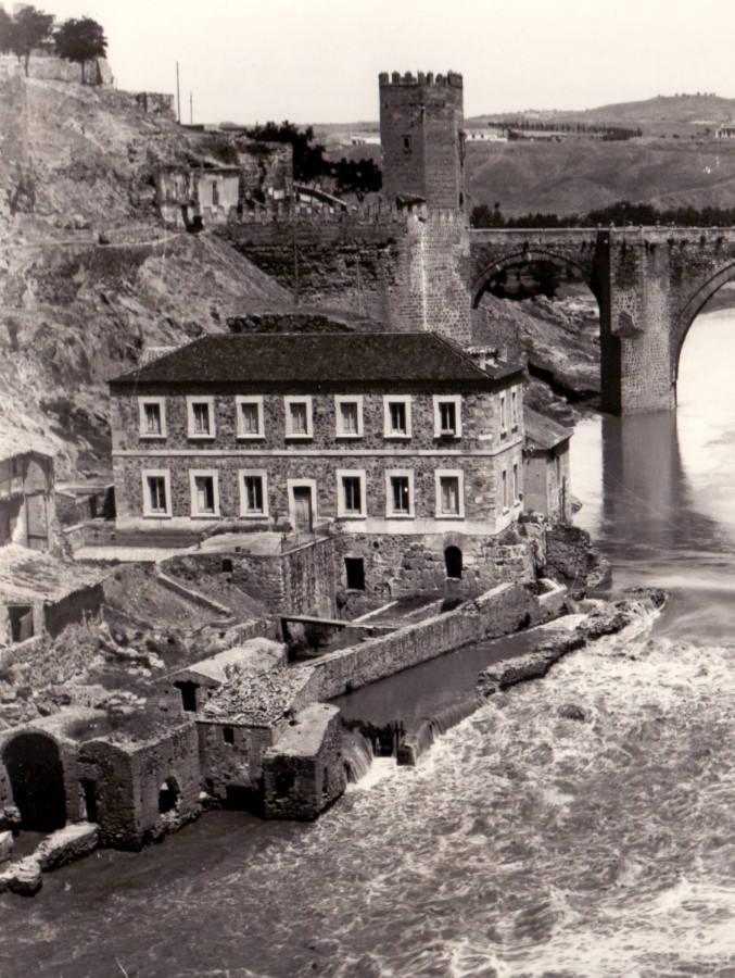 Fachada sur de la Elevadora y restos de los antiguos molinos del Artificio hacia 1912. Foto de Rodríguez. Colección particular. 