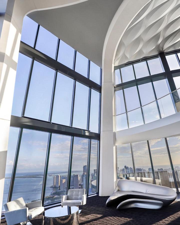 Ventanales infinitos - La mansión de los Beckham en Miami. Situado en una de las zonas más exclusivas de la ciudad, posee vistas a Cayo Vizcaíno y alrededores.