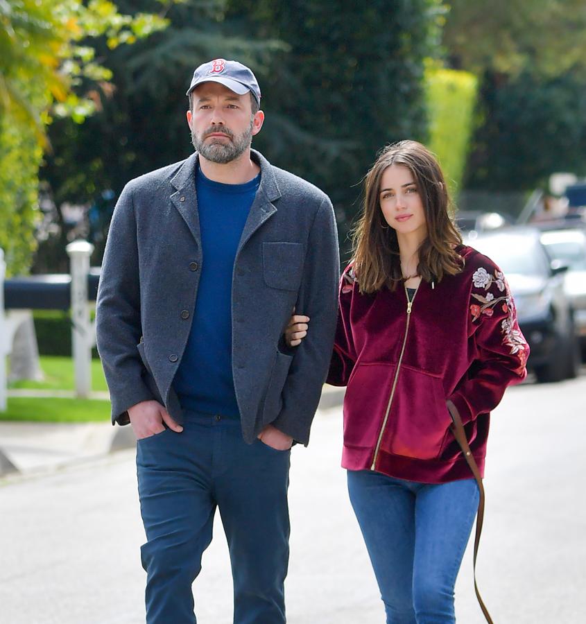 Ben Affleck y Ana de Armas. La pareja sorpresa de este 2020 se deja ver a menudo por las calles desde que se hiciera pública la noticia de su romance. Ambos pasean con y sin su perro a pesar de la crisis sanitaria.