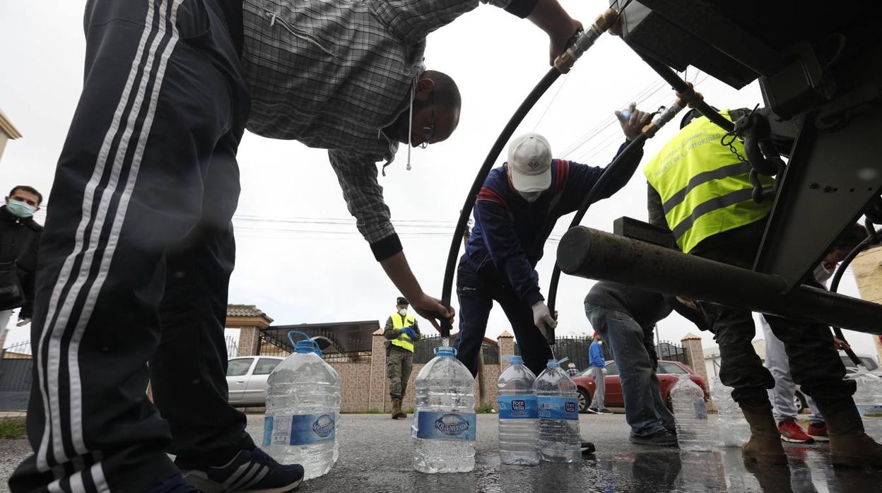 El Ejército entrega agua potable por las parcelaciones de Córdoba, en imágenes