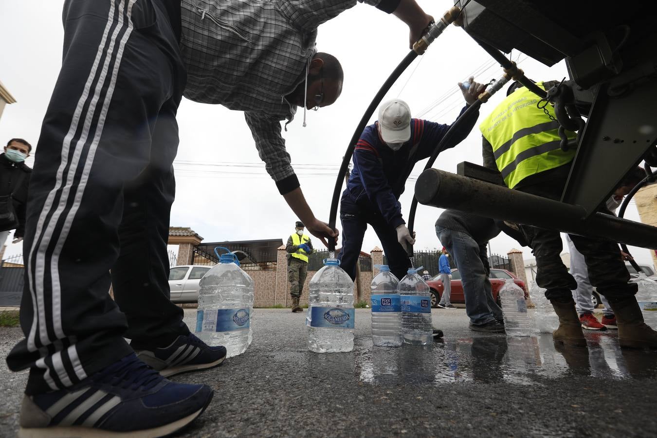 El Ejército entrega agua potable por las parcelaciones de Córdoba, en imágenes