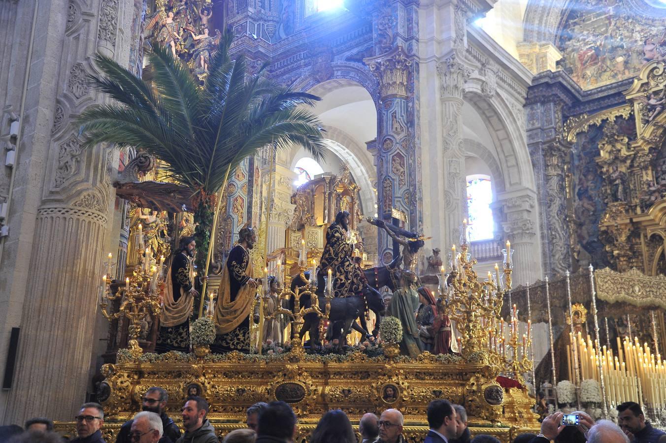 El misterio de la hermandad del Amor desde el interior del Salvador. 