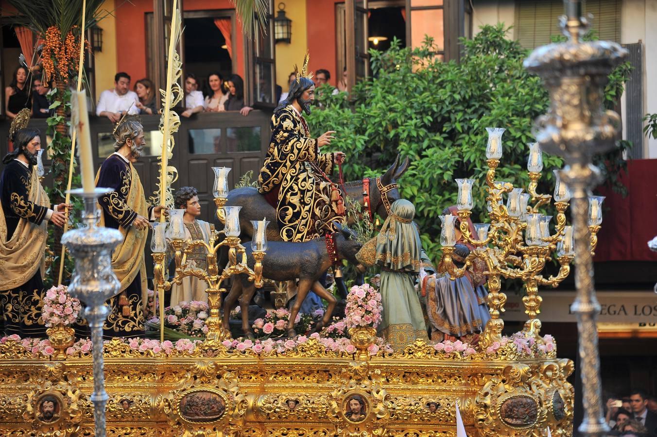 El misterio de la Borriquita en la entrada al Salvador. 