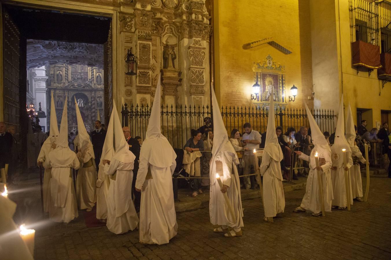 Nazarenos de la Cena en la noche del Domingo de Ramos. 