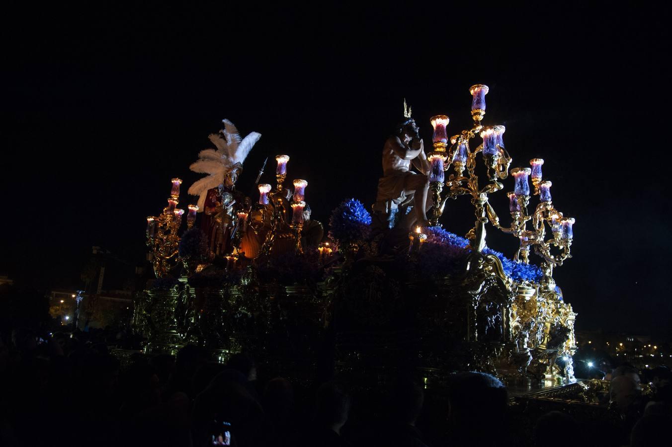 El misterio de la Estrella, de vuelta por el puente de Triana. 