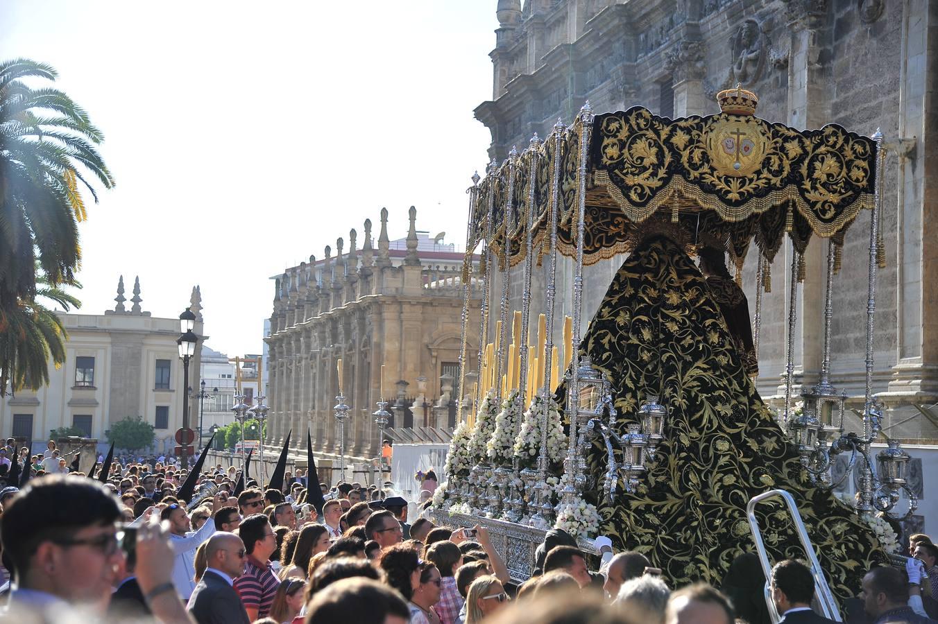 El comieenzo del regreso del palio de Jesús Despojado. 