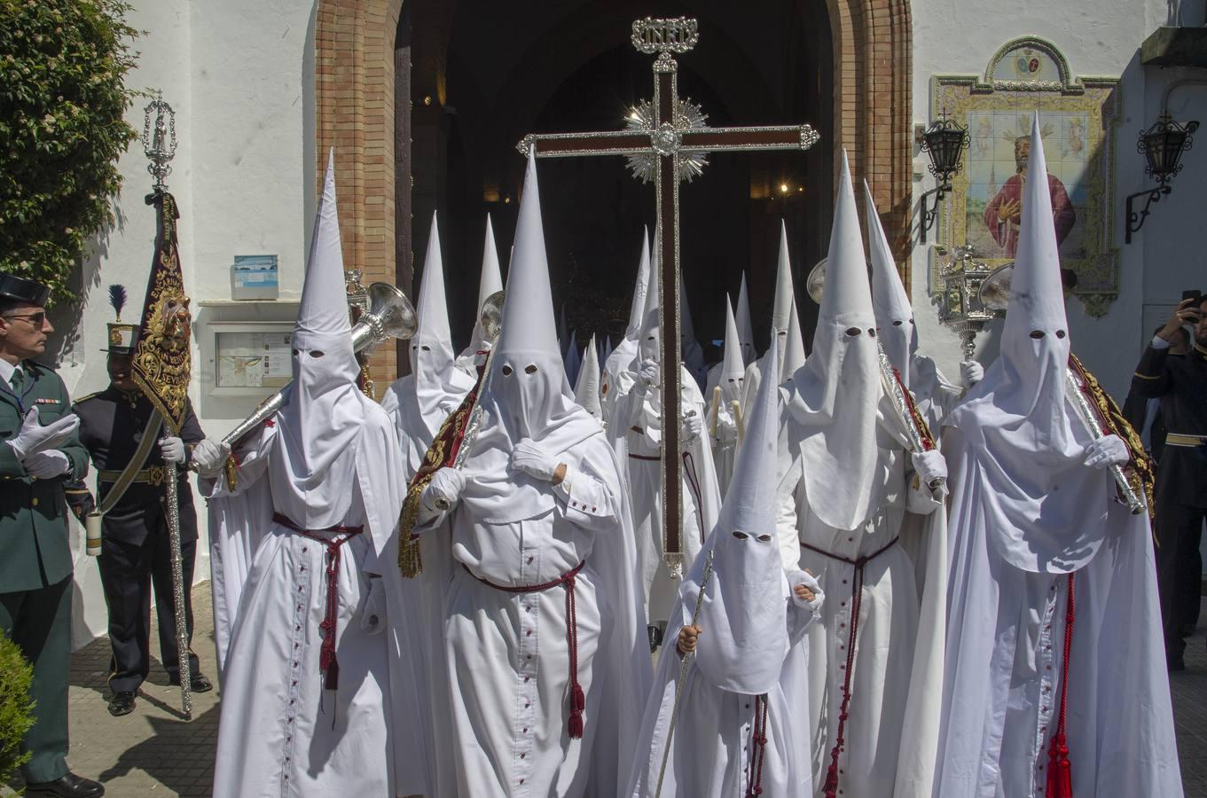 Los primeros nazarenos de la Semana Santa de Sevilla. 