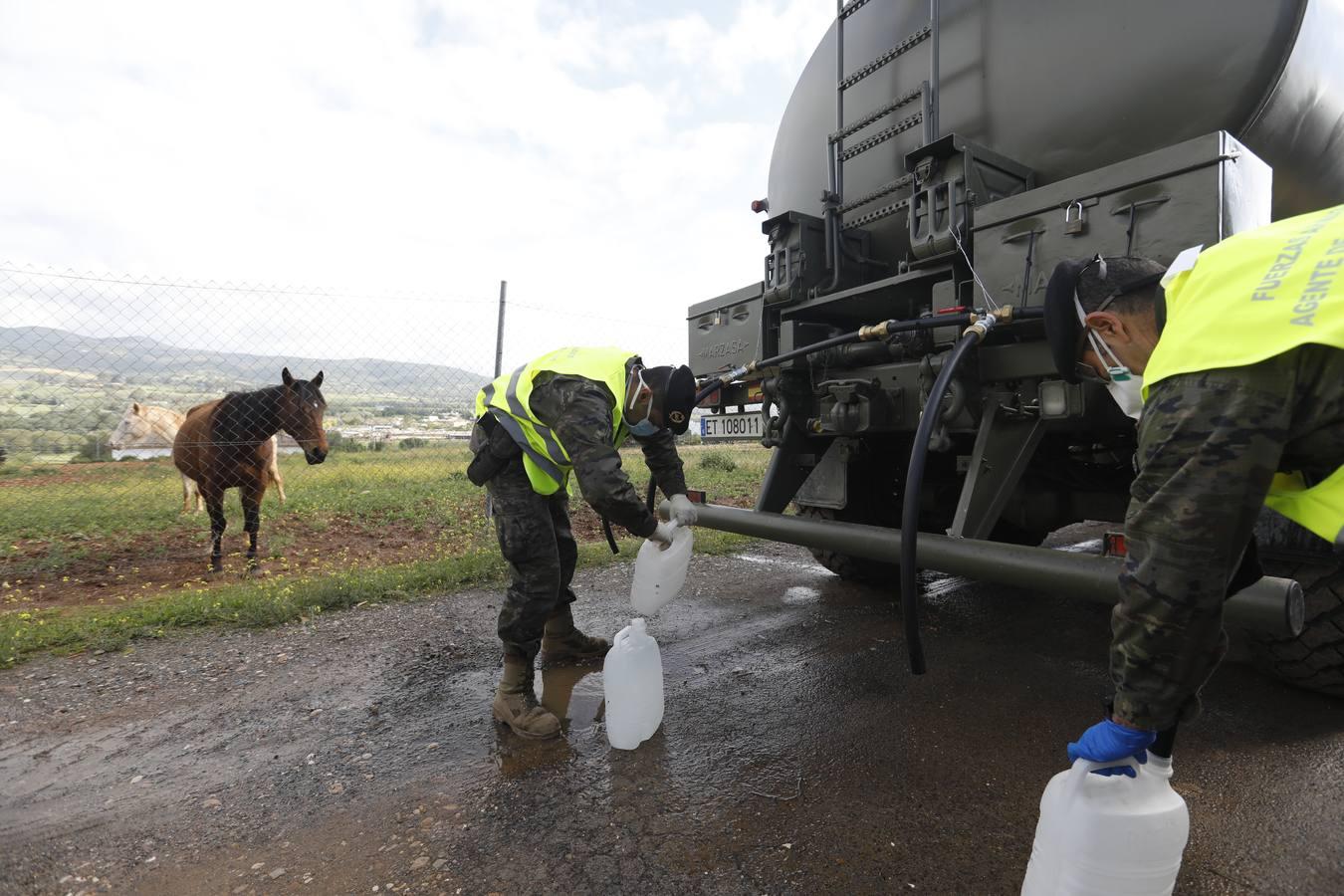 El reparto de agua potable en Córdoba, en imágenes