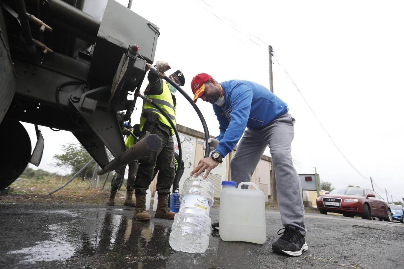 El reparto de agua potable en Córdoba, en imágenes