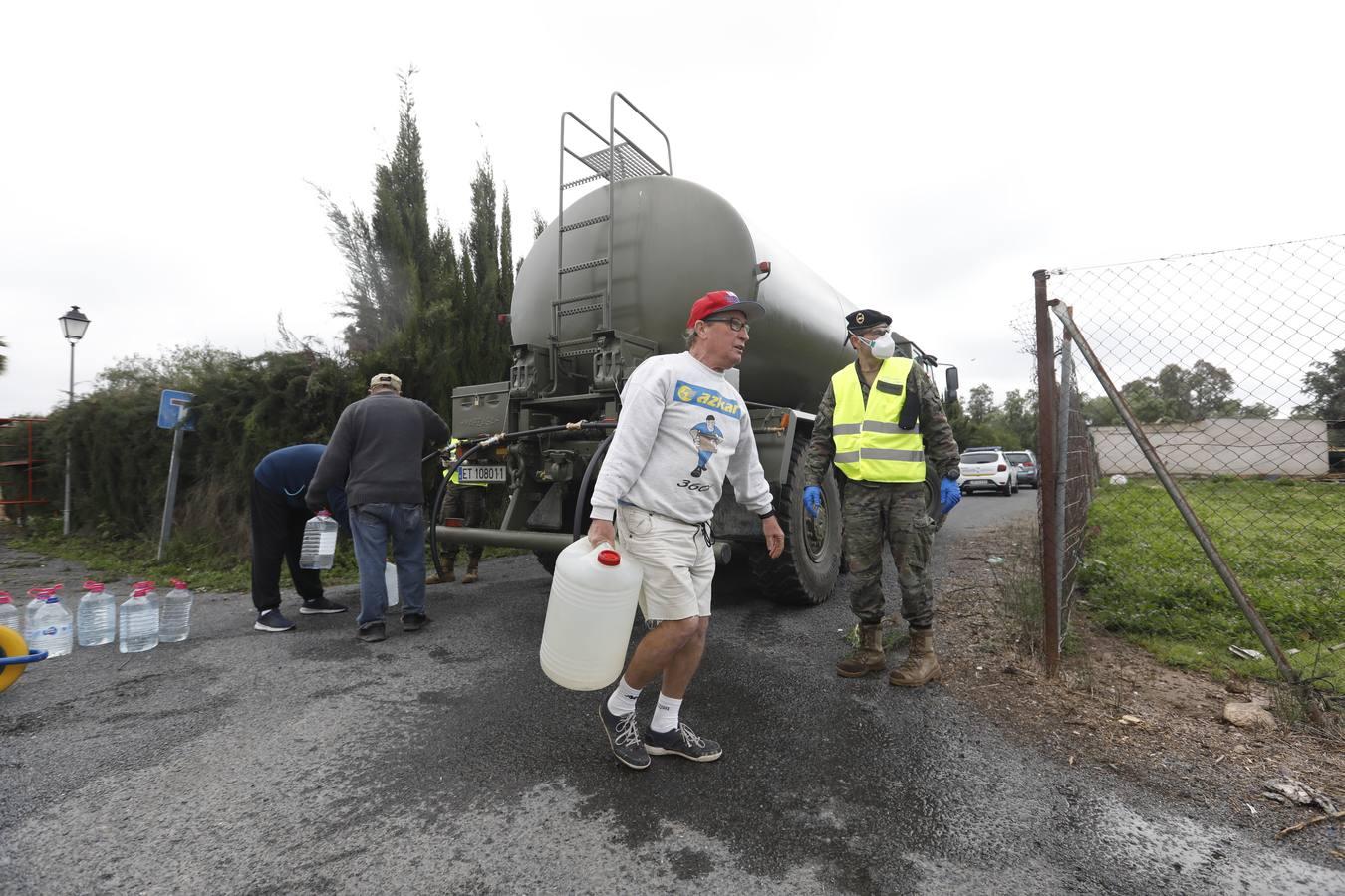 El reparto de agua potable en Córdoba, en imágenes