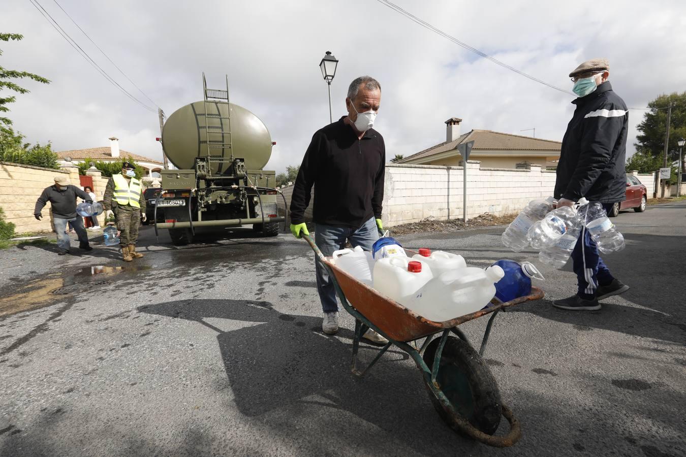 El reparto de agua potable en Córdoba, en imágenes