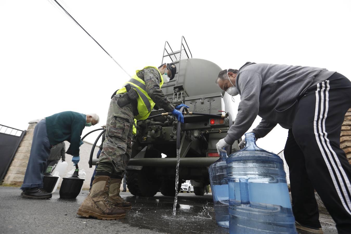 El reparto de agua potable en Córdoba, en imágenes