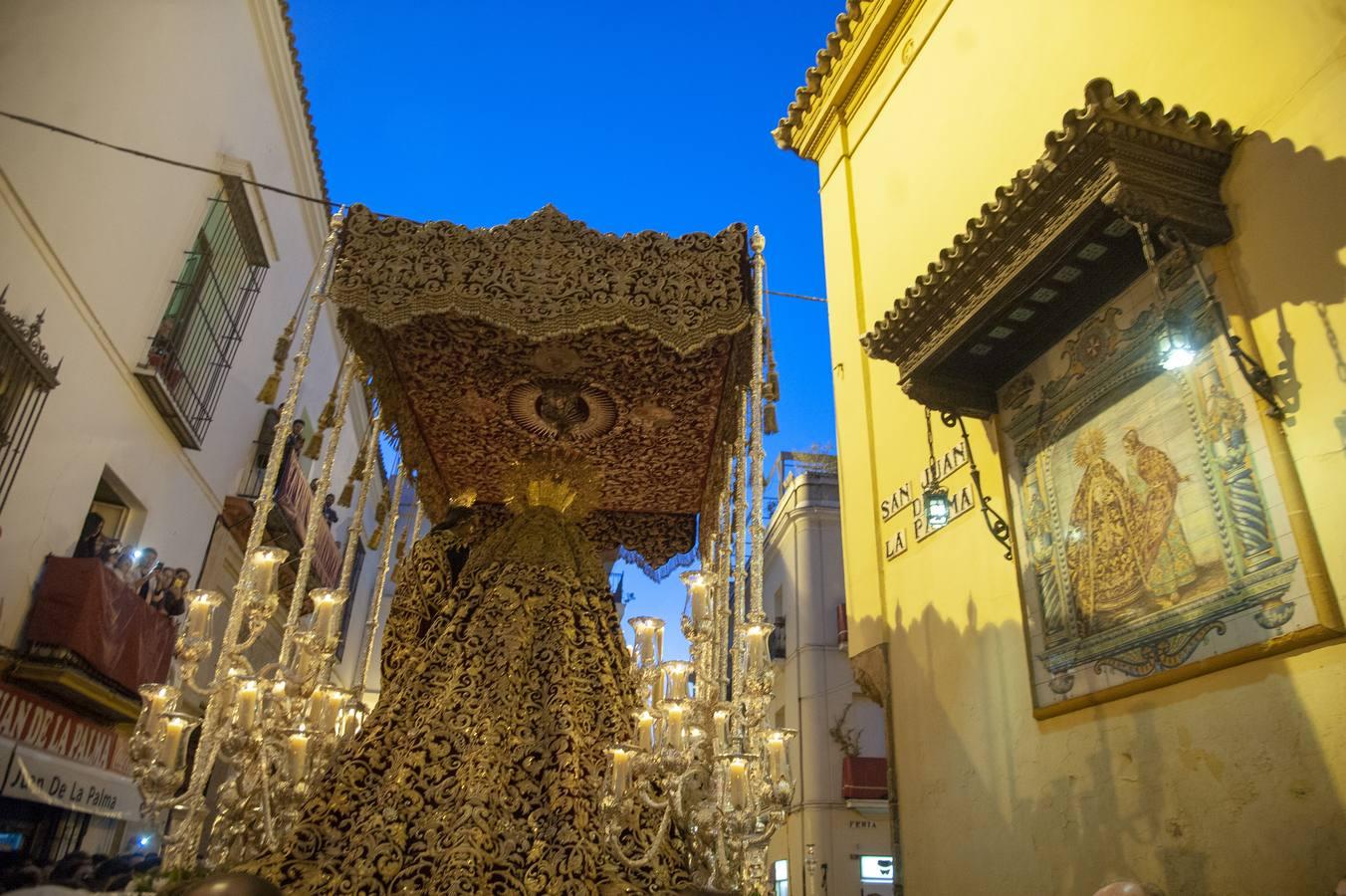 La Amargura ante el azulejo de San Juan de la Palma. 