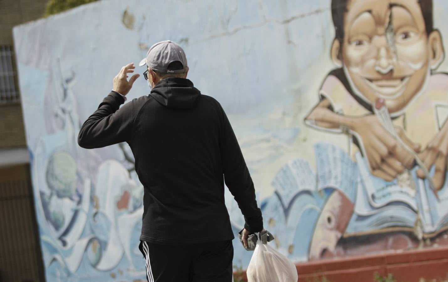 Coronavirus en Sevilla: San Pablo, un barrio confinado en una galería de arte