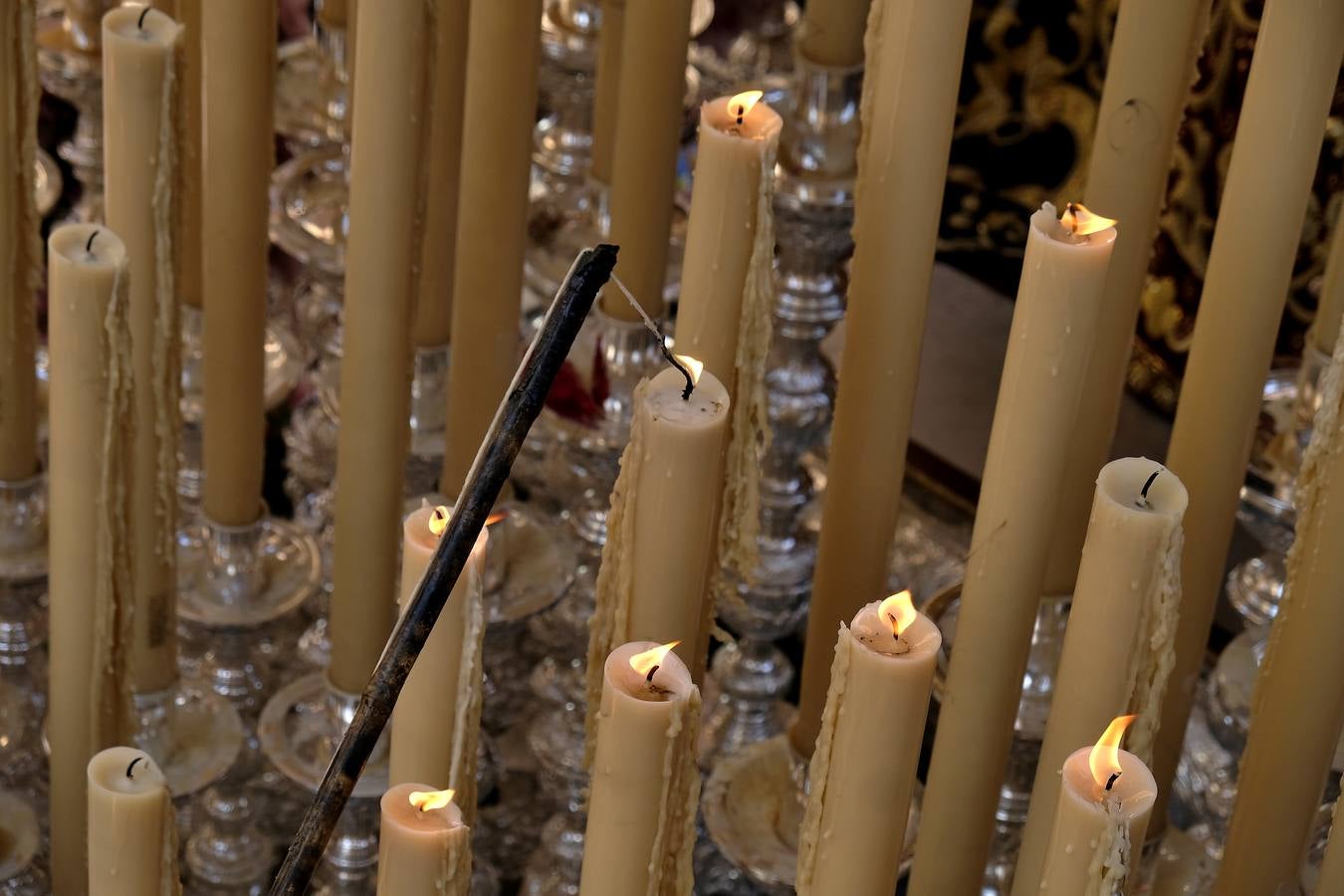 Detalle de la candelería del paso de palio de María Santísima Madre de los Desamparados de la Hermandad de San Esteban