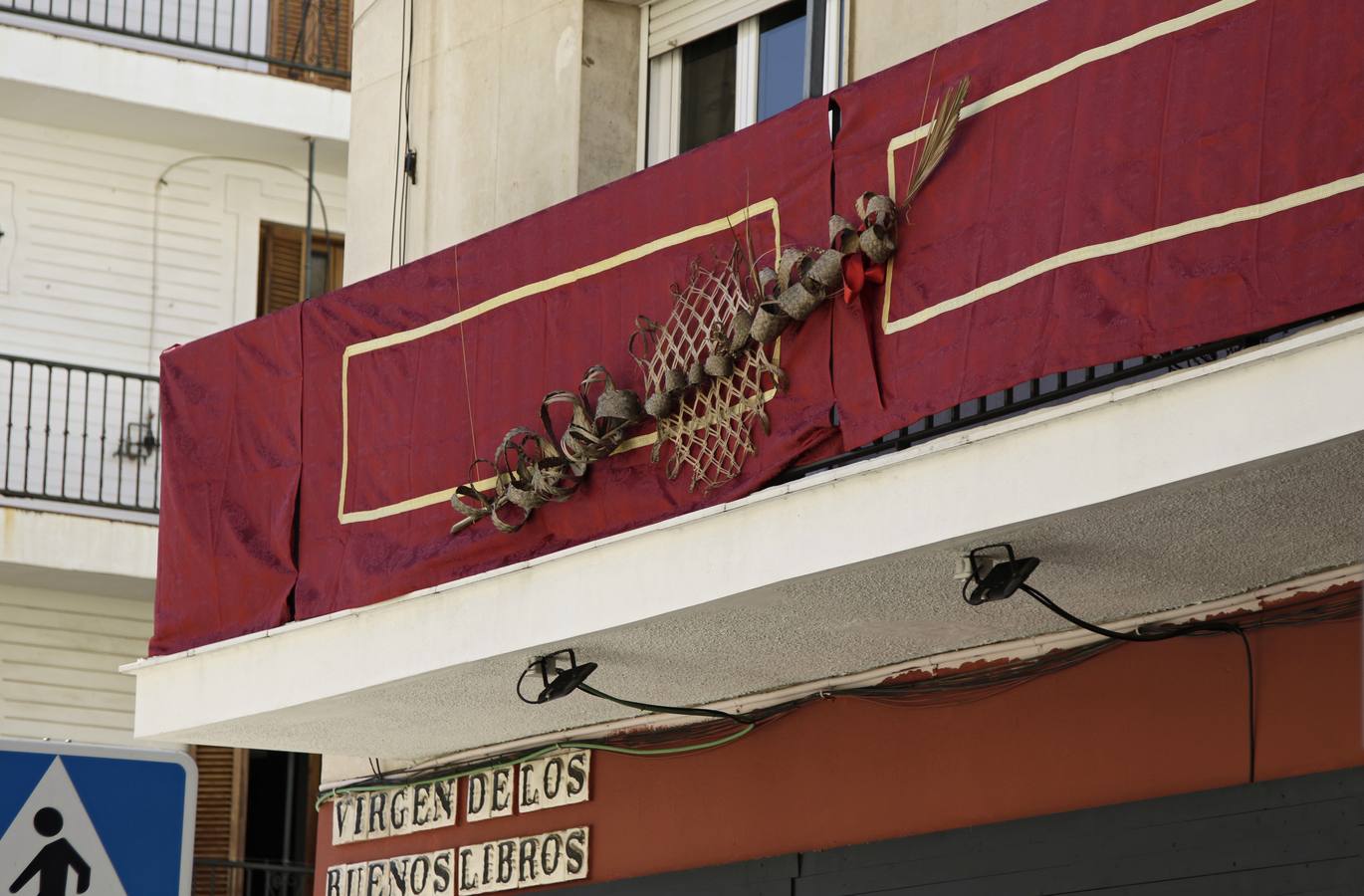 Coronavirus en Sevilla: los balcones se engalanan para vivir una Semana Santa sin procesiones