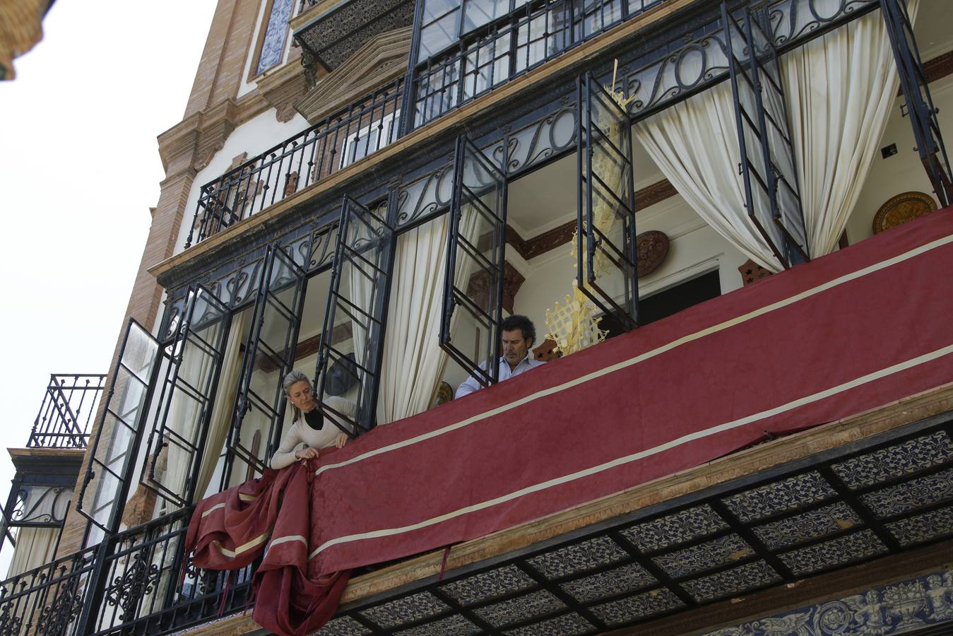 Coronavirus en Sevilla: los balcones se engalanan para vivir una Semana Santa sin procesiones