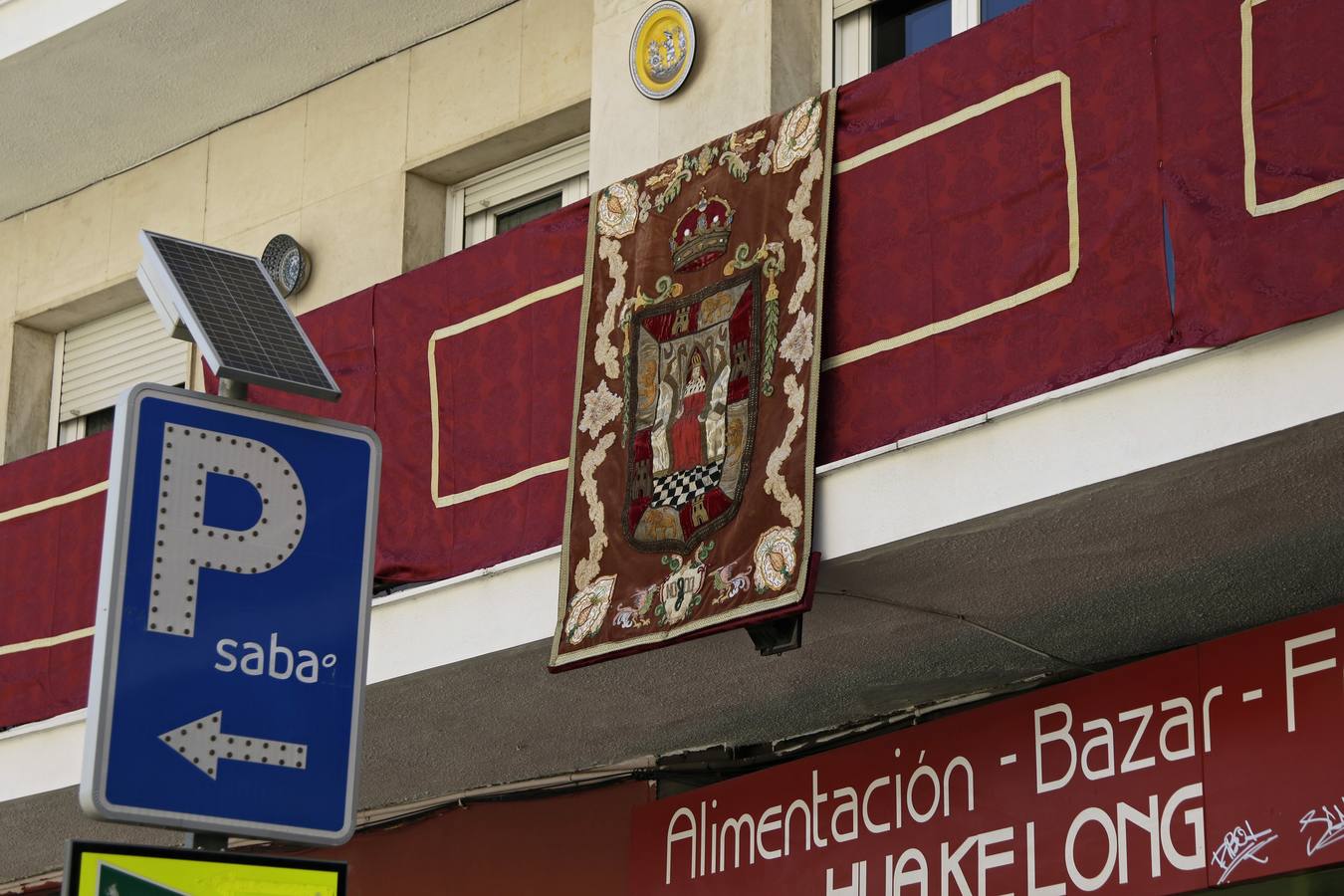 Coronavirus en Sevilla: los balcones se engalanan para vivir una Semana Santa sin procesiones