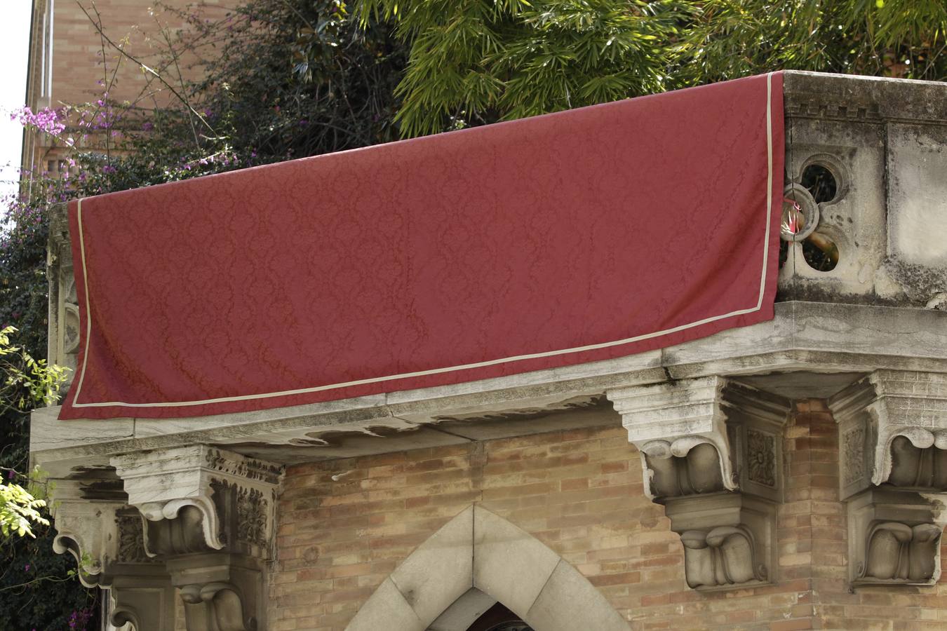 Coronavirus en Sevilla: los balcones se engalanan para vivir una Semana Santa sin procesiones