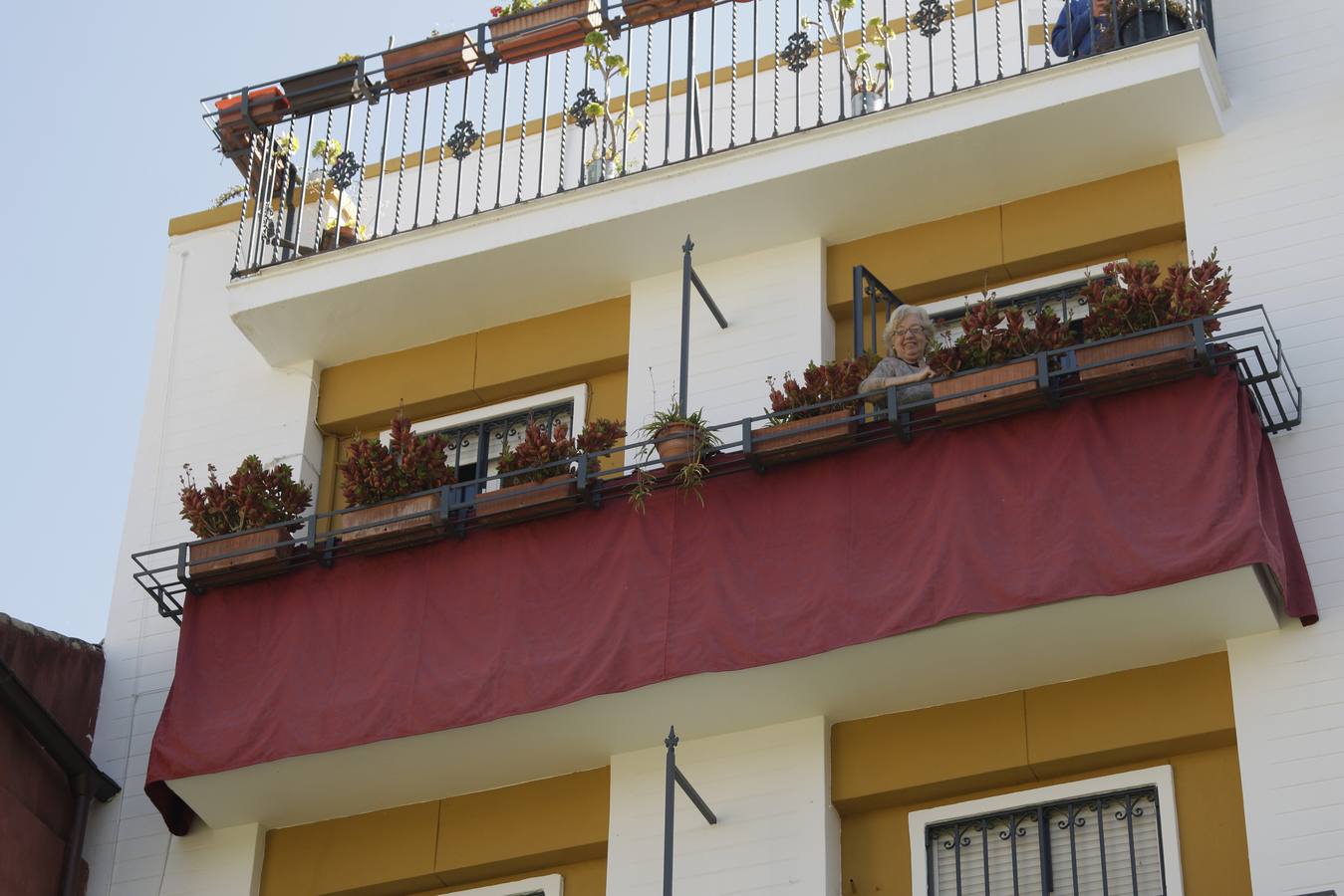 Coronavirus en Sevilla: los balcones se engalanan para vivir una Semana Santa sin procesiones