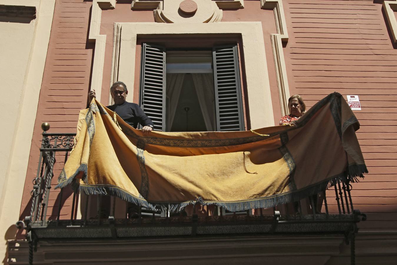 Coronavirus en Sevilla: los balcones se engalanan para vivir una Semana Santa sin procesiones