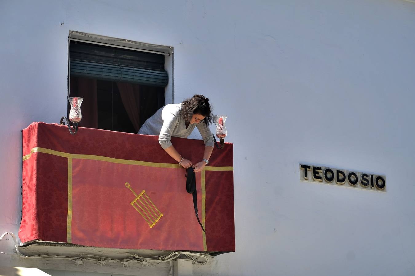 Coronavirus en Sevilla: los balcones se engalanan para vivir una Semana Santa sin procesiones