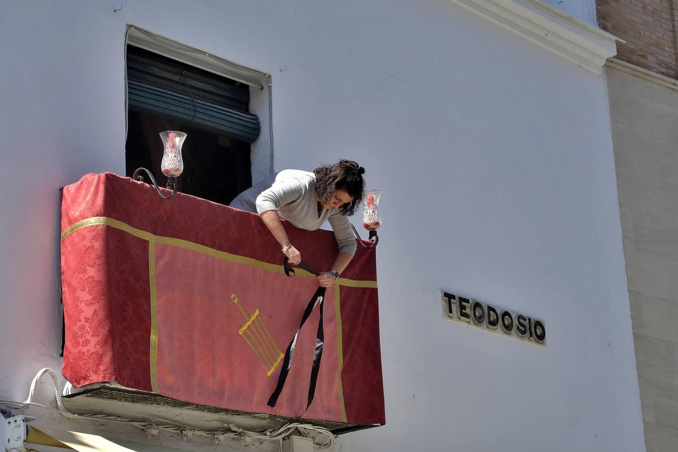 Coronavirus en Sevilla: los balcones se engalanan para vivir una Semana Santa sin procesiones